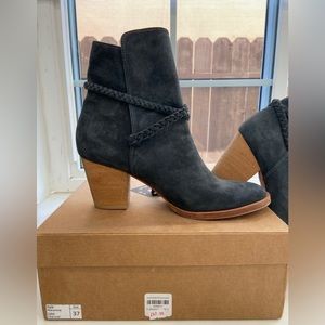 Humablanco Blue suede bootie with ankle tie detail